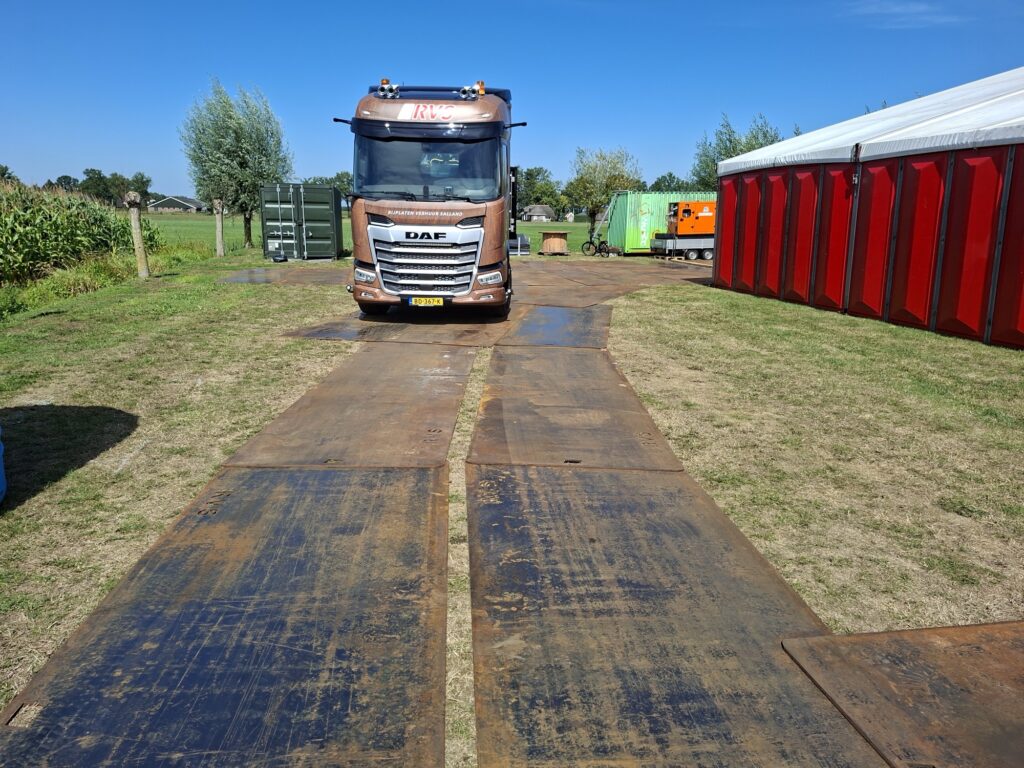 Rijplatenbaan van stalen rijplaten voor zwaar transport op zachte ondergrond, rijplaten verhuur RVS Dalfsen