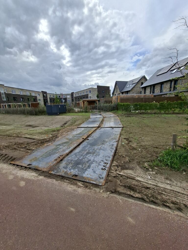 Stalen rijplaten als bouwweg op een bouwkavel bij nieuwbouwwoningen, rijplaten verhuur Dalfsen