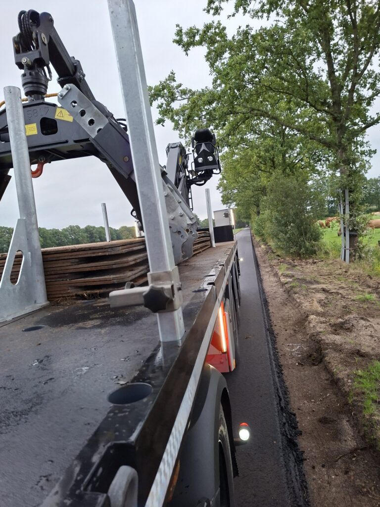 Autolaadkraan met een stapel stalen rijplaten op de vrachtwagen van RVS Rijplaten Dalfsen