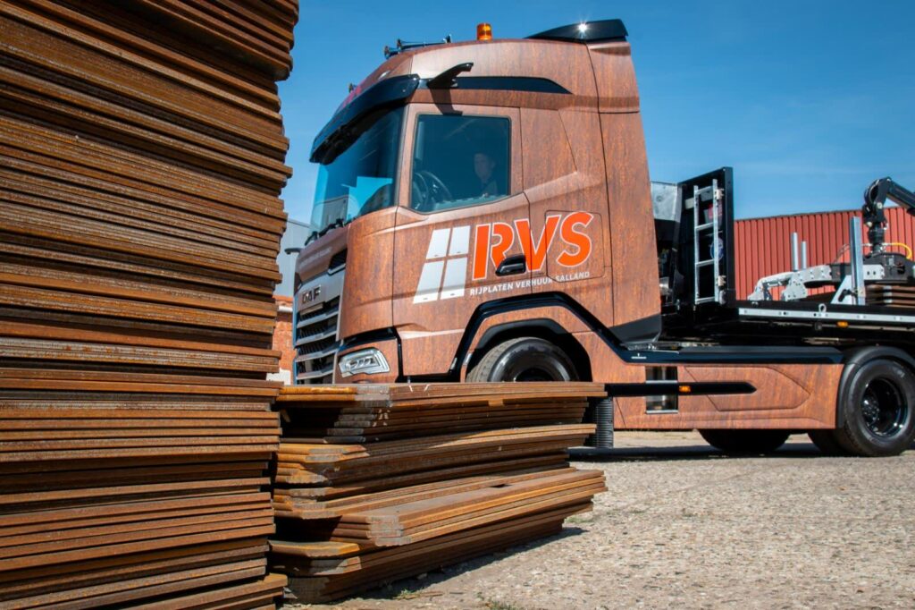 DAF-truck van RVS bij gestapelde rijplaten