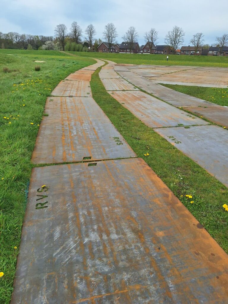 Rijplatenbaan door het weiland