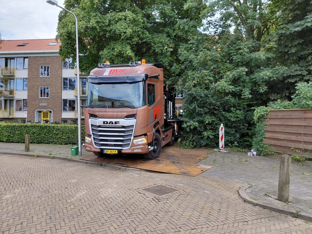 DAF vrachtwagen van RVS Rijplaten op het opslagterrein van Straatwerk Pekkeriet in Zwolle