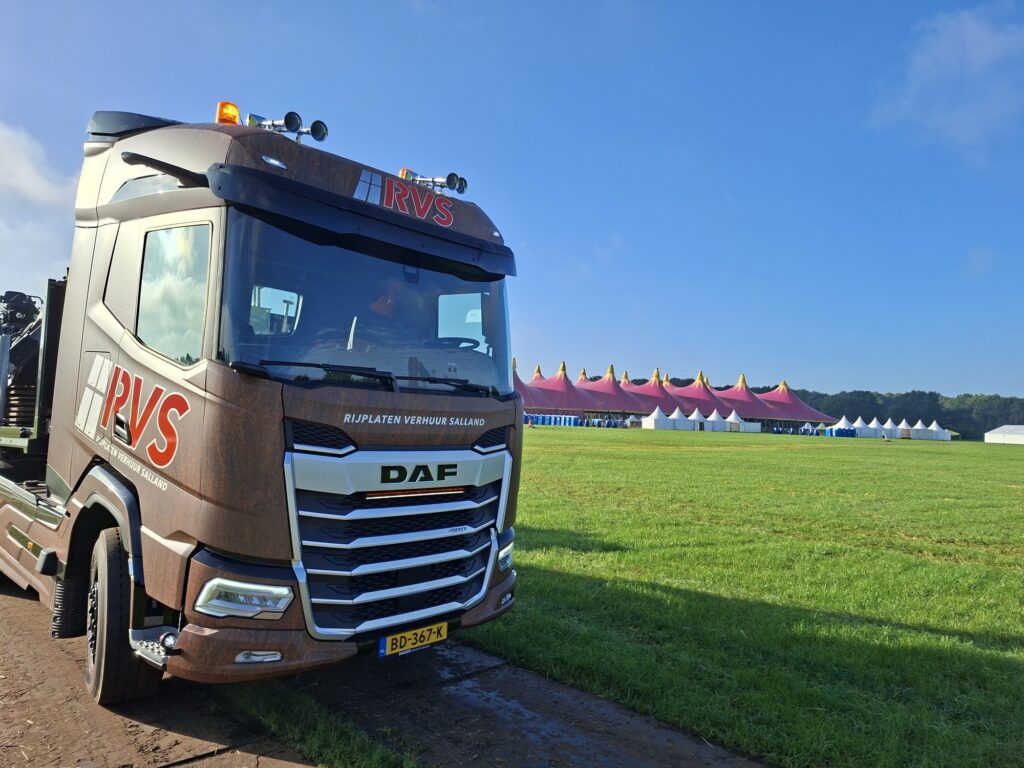 DAF vrachtwagen van RVS Rijplaten op het festivalterrein van Normaal in Dalfsen