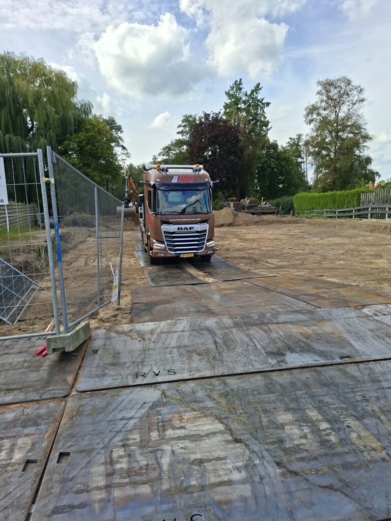 Rijplaten op de bouwplaats van de appartementen in Voorst, bij het bouwhek