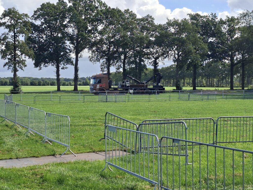 Rijplaten als busbaan langs de dranghekken op het evenemententerrein van Kachel FM Hoonhorst