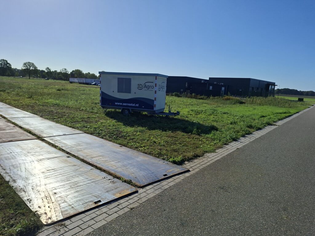 Rijplaten oprit vanaf de weg naar de tijdelijke parkeerplaats voor de open dag van ID Agro