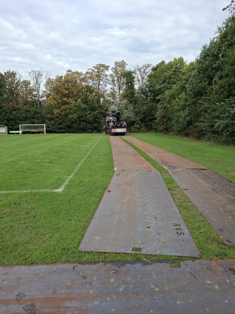 Rijplaten beschermen het sportveld tijdens de aanleg van kunstgras in Tollebeek