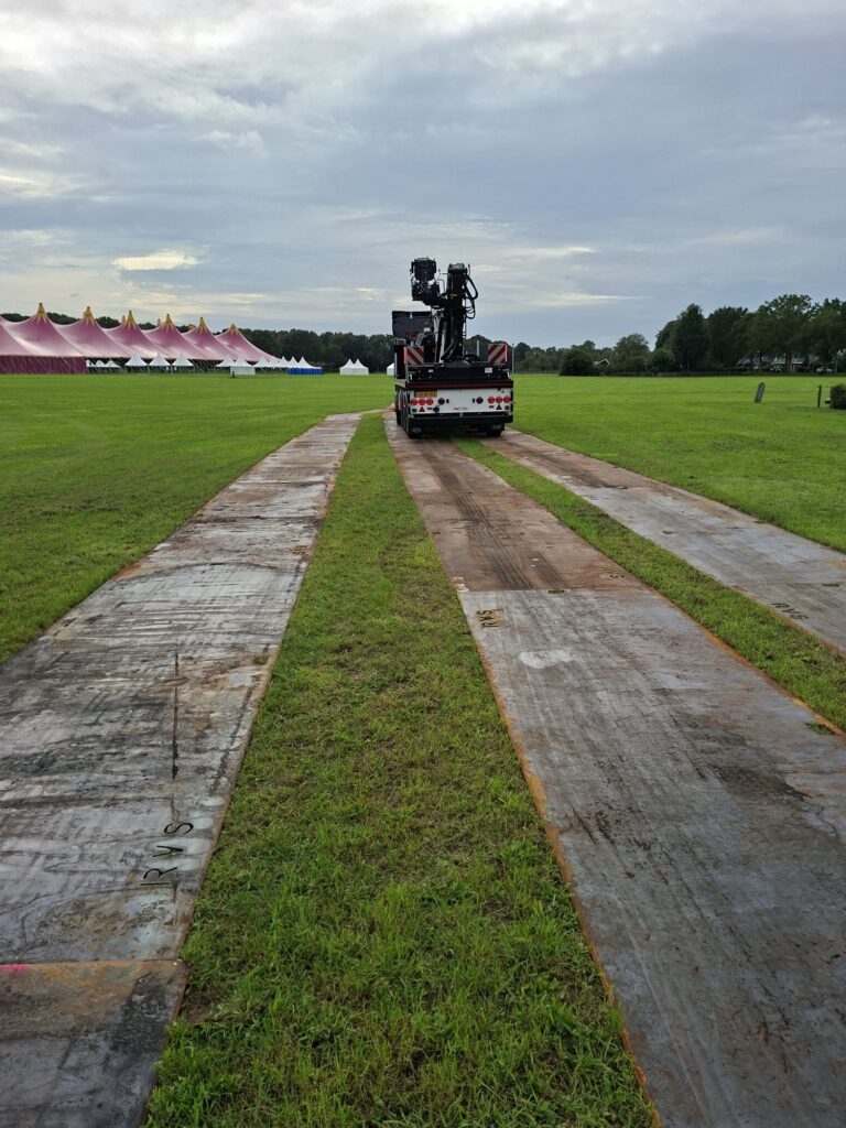 Rijplatenbaan over het weiland op het festivalterrein van Normaal Dalfsen