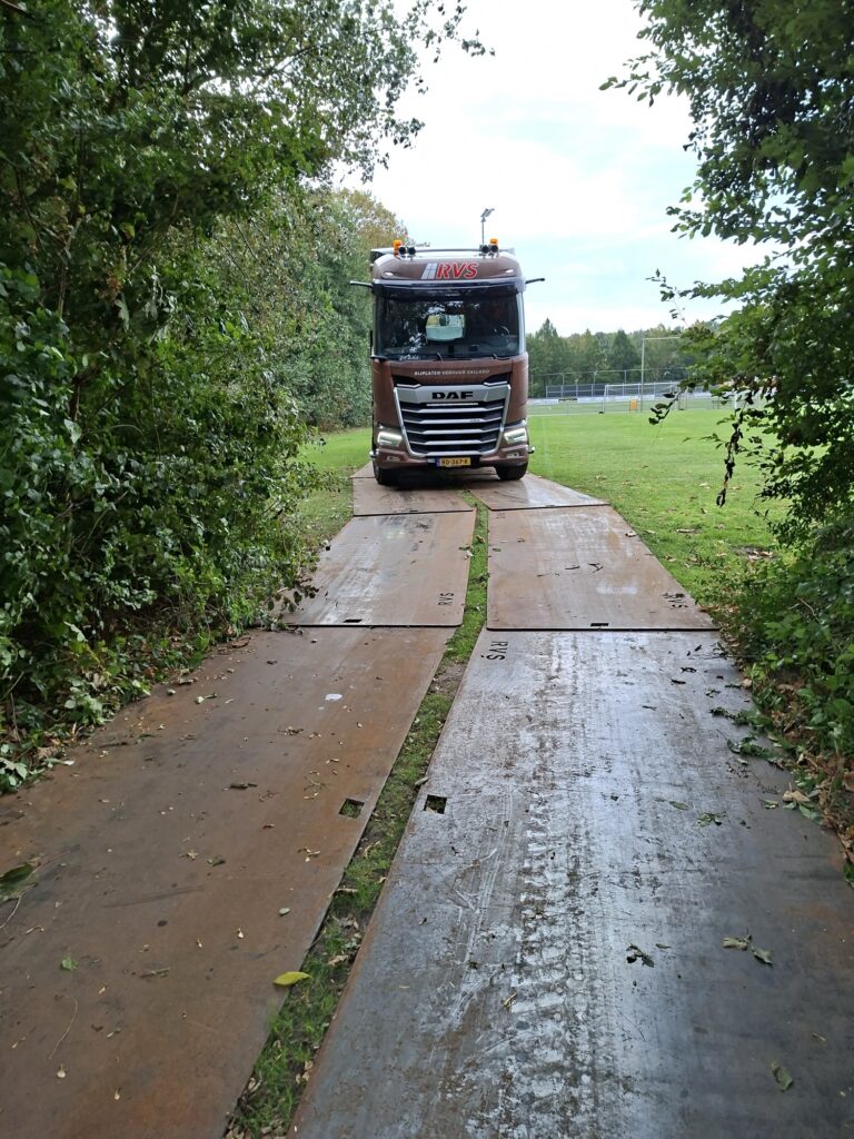 Rijplatenpad over het sportpark met de vrachtwagen van RVS Rijplaten in Tollebeek